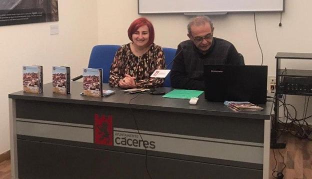 LA CONCEJALA DE CULTURA DE CÁCERES, FERNANDA VALDÉS, Y EL CRONISTA, FERNANDO JIMÉNEZ BERROCAL, PRESENTAN EL CUADERNILLO DE DOCUMENTOS DEL MES
