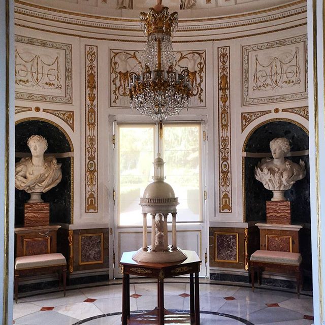 MADAME ANGUINETE EN EL SALÓN DE LA FUENTE
