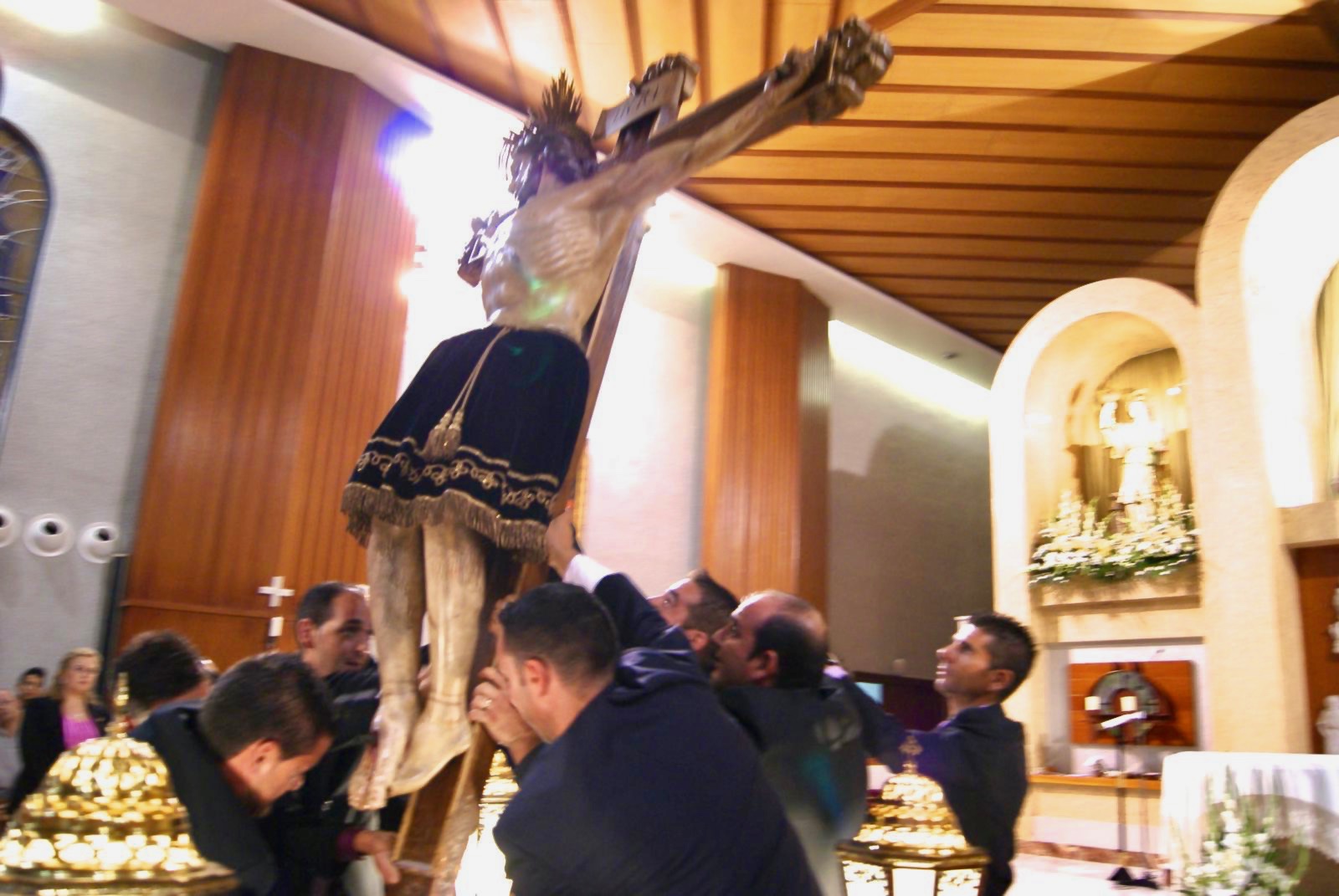 EL INICIÓ DE UNA NUEVA COSTUMBRE ANTE LA IMAGEN DEL SANTÍSIMO CRISTO DE LA PAZ