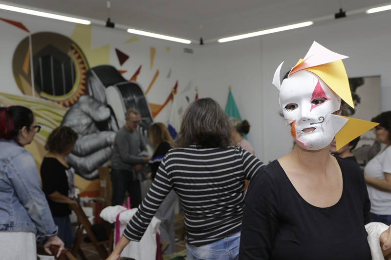 TEGUISE (CANARIAS) SE PREPARA PARA SU CARNAVAL TRADICIONAL • LOS PARTICIPANTES DESCUBRIERON EN EL TALLER DE MASCARITAS REVESTÍAS CÓMO FABRICAR DISFRACES CASEROS USANDO ROPA USADA