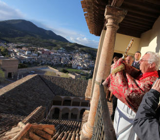LA CRUZ DE CARAVACA SE UNE A LA LUCHA CONTRA EL CORONAVIRUS • LA COFRADÍA CONVOCA UNA BENDICIÓN EXTRAORDINARIA DE LA NATURALEZA DESDE LA SALA DE CONJUROS DE LA BASÍLICA