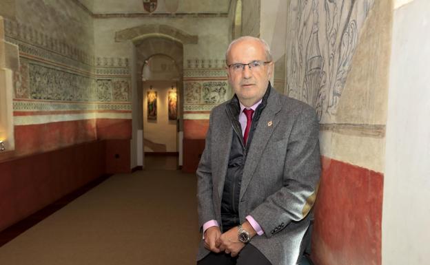 SANTOS BENÍTEZ, CRONISTA OFICIAL DE CÁCERES, ABORDA LA VIDA DE JUANA LA LOCA EN AULA HOY
