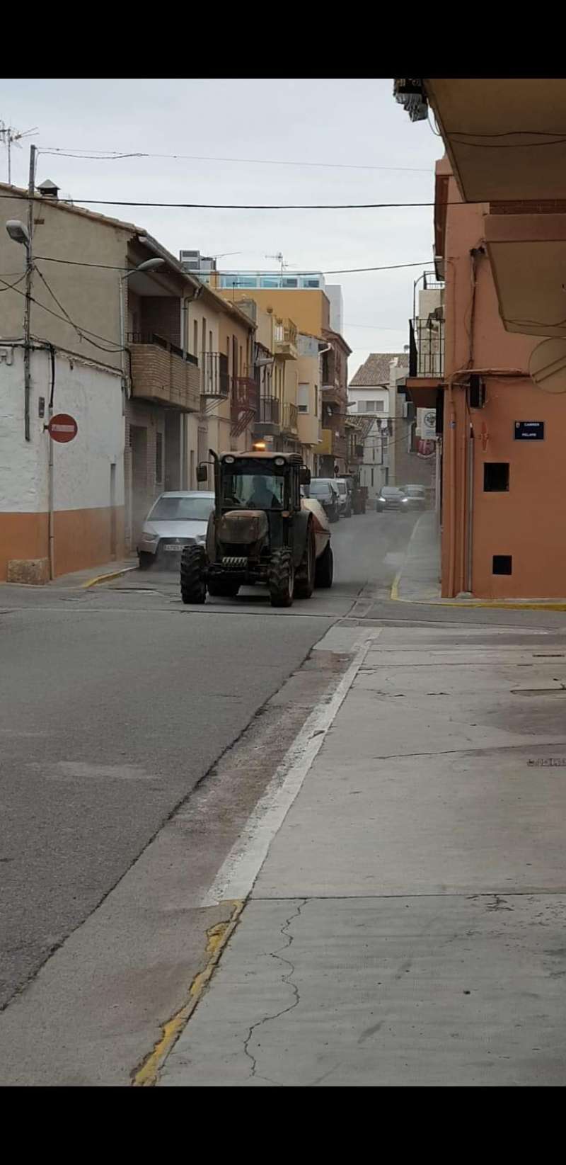 NUESTROS AGRICULTORES, PROTAGONISTAS DEL DÍA A DÍA, AL DESINFECTAR LA LOCALIDAD PARA COMBATIR EL CORONAVIRUS