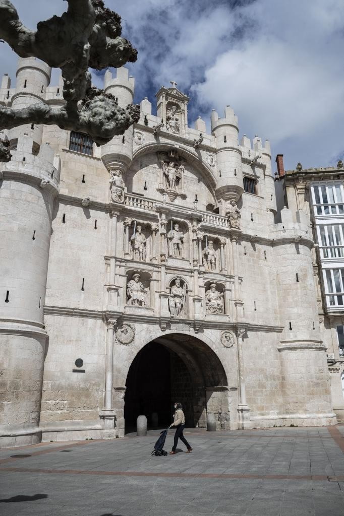 CINCO MISTERIOSAS LETRAS EN EL ARCO DE SANTA MARÍA • UNAS INICIALES SIN EXPLICACIÓN CONOCIDA RODEAN EL RETABLO PÉTREO DE LA PUERTA MÁS MONUMENTAL DE LA ANTIGUA MURALLA DE BURGOS