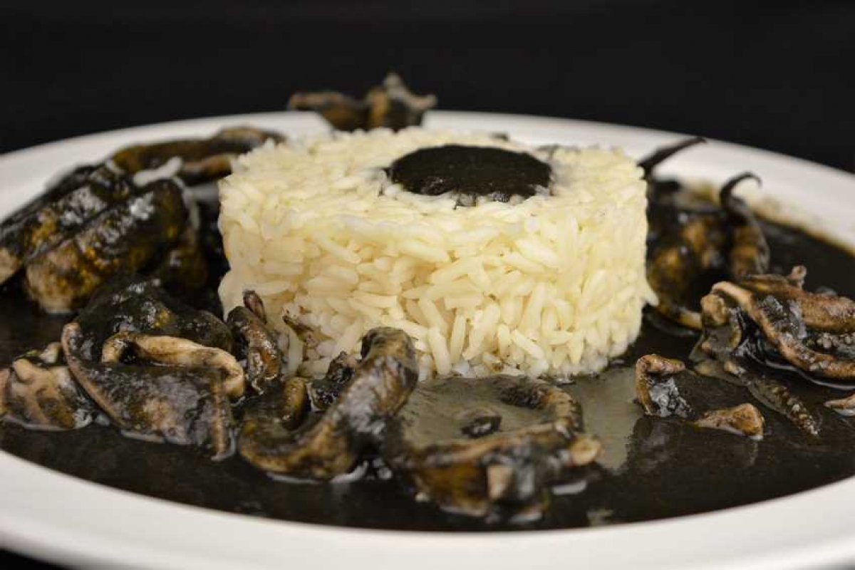 CALAMARINOS EN TINTA CON ARROZ