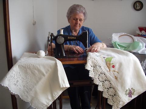 LA BORDADORA A MÁQUINA UN OFICIO VENIDO A MENOS