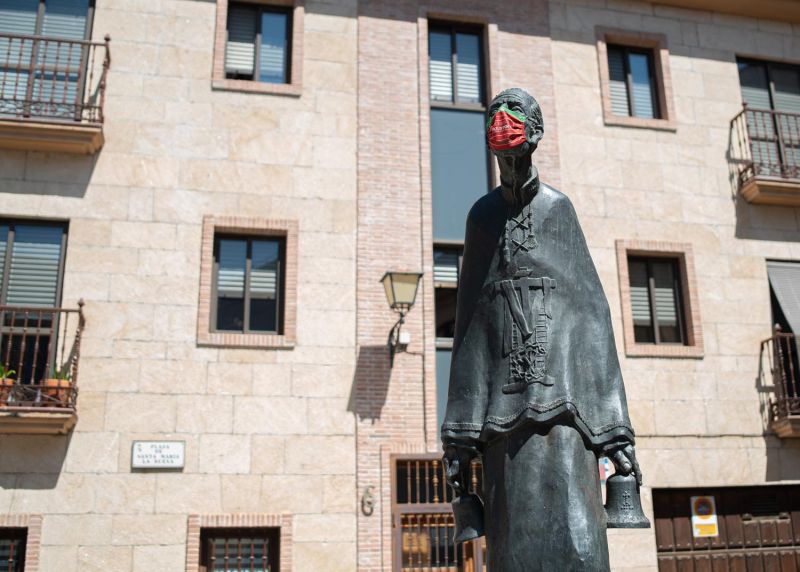 EL BARANDALES Y VIRIATO SE PONEN LA MASCARILLA EN ZAMORA