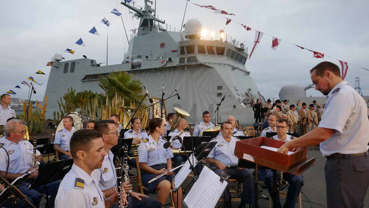 TENDERETE DESDE LA BASE NAVAL, EN LAS PALMAS DE GRAN CANARIA