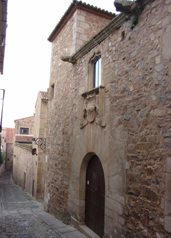 CASA DE LOS CÁCERES NIDOS O DEL MONO