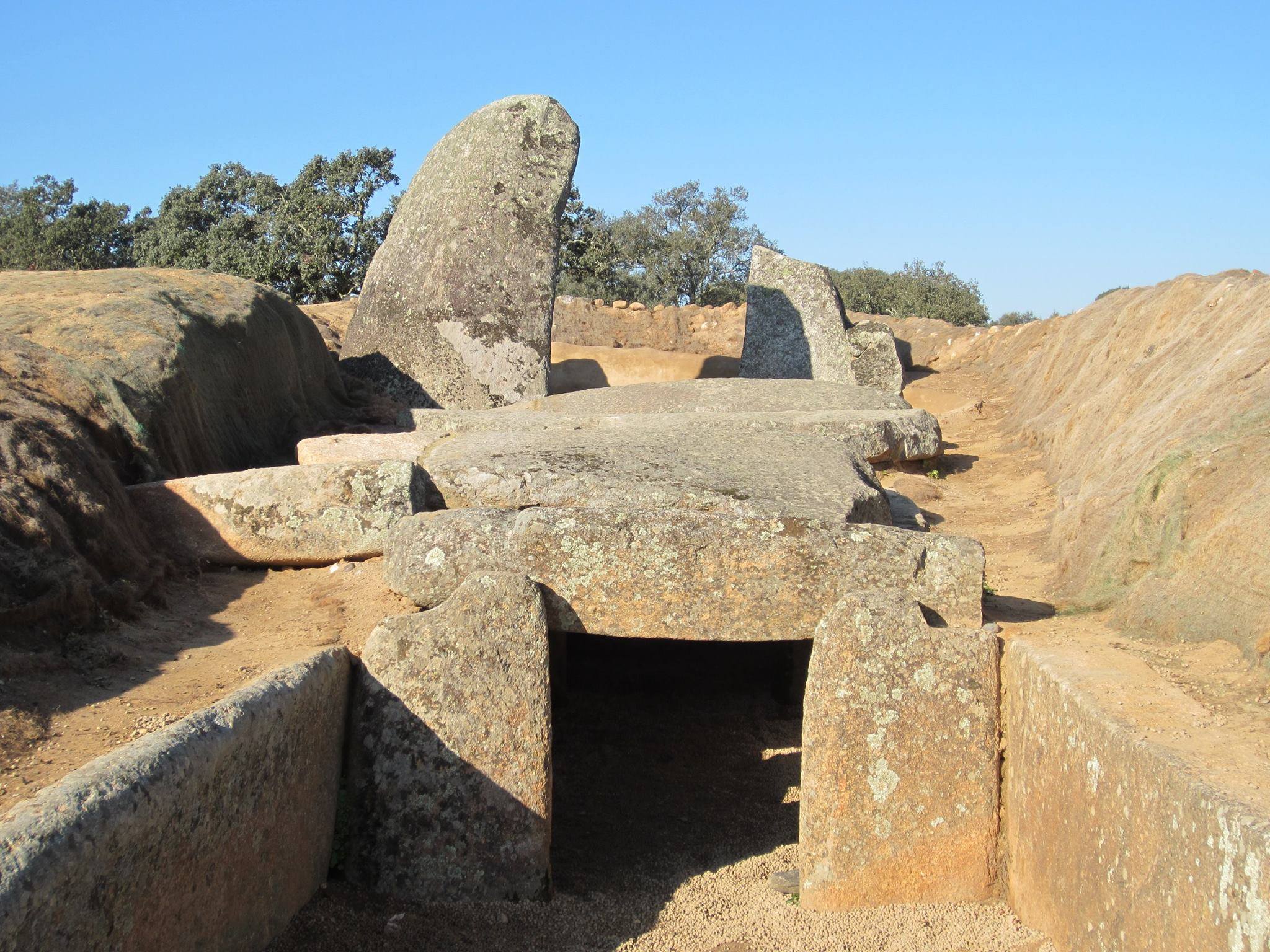 DOLMEN DEL LÁCARA, LEVANTADO GRACIAS AL PULSO Y LATIDO DEL HOMBRE