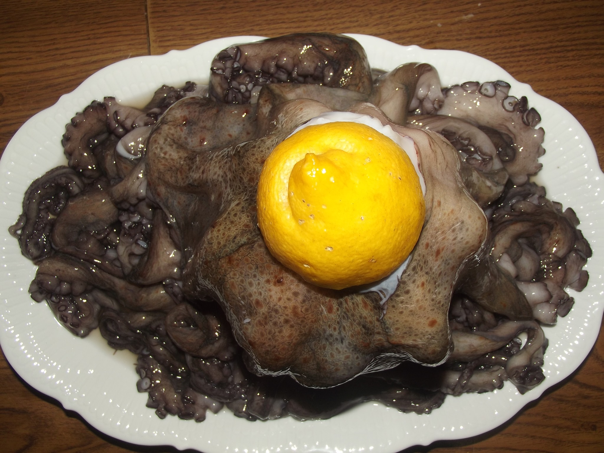 HOY, PULPU DE PEDRERU ENCEBOLLAU CON PATATINES (POQUES)