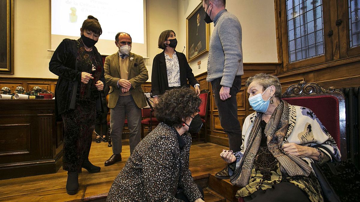 LAS LETRAS ASTURIANAS SE RINDEN ANTE CARMEN RUÍZ-TILVE.