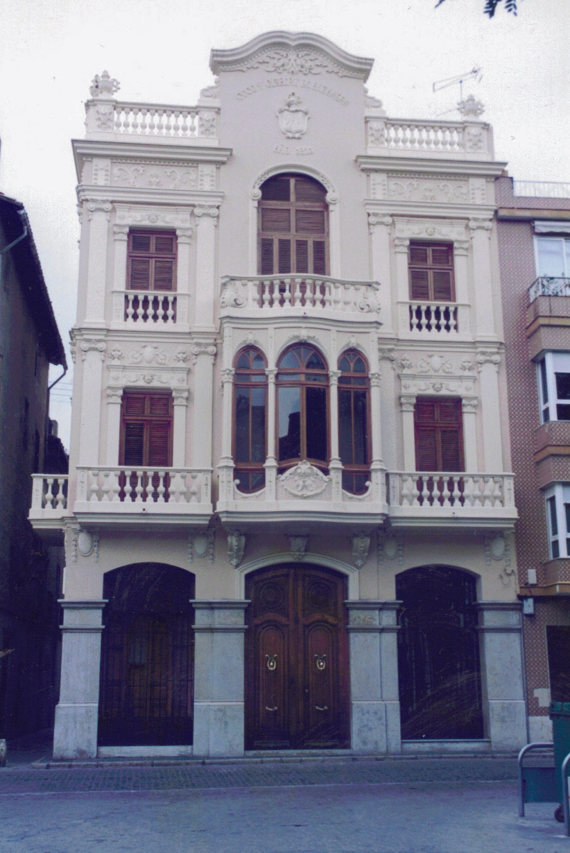 CIEN AÑOS EN EL CORAZÓN DE LA VILA DE ALZIRA
