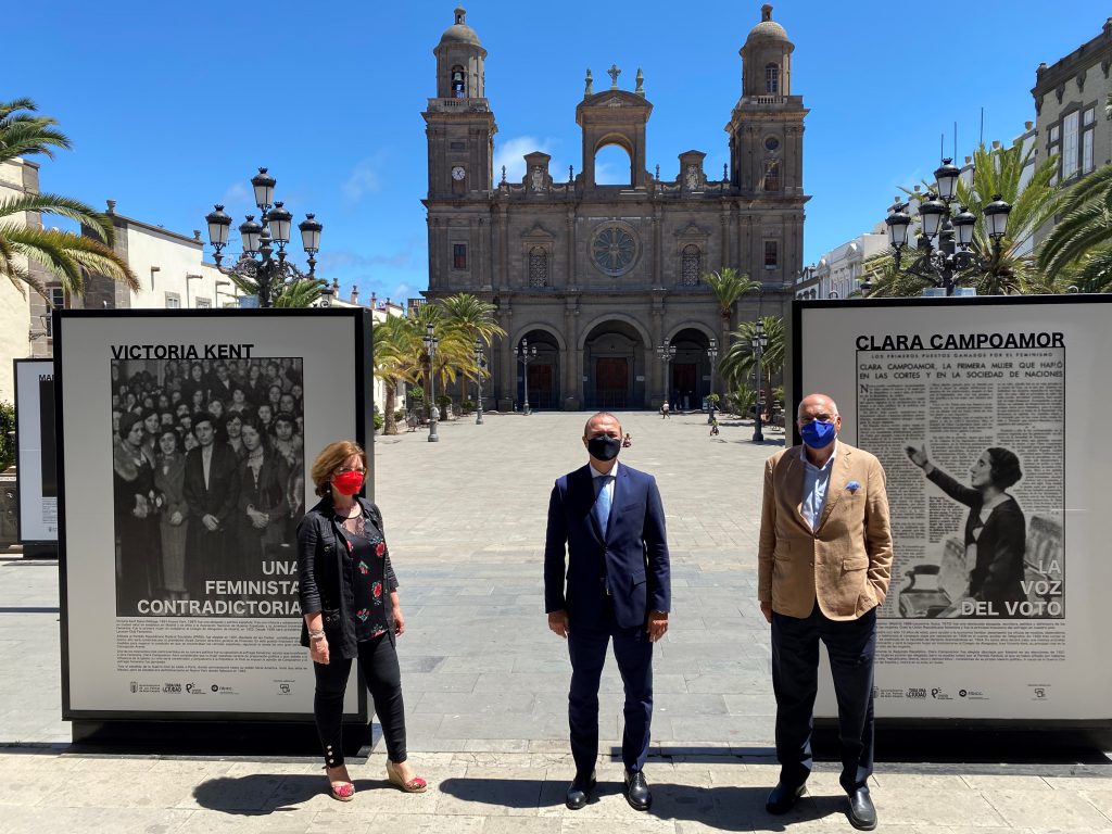 HIDALGO INAUGURA EN LAS CASAS CONSISTORIALES LA EXPOSICIÓN FOTOGRÁFICA Y DOCUMENTAL QUE ILUSTRA LA II REPÚBLICA EN LA CAPITAL GRANCANARIA