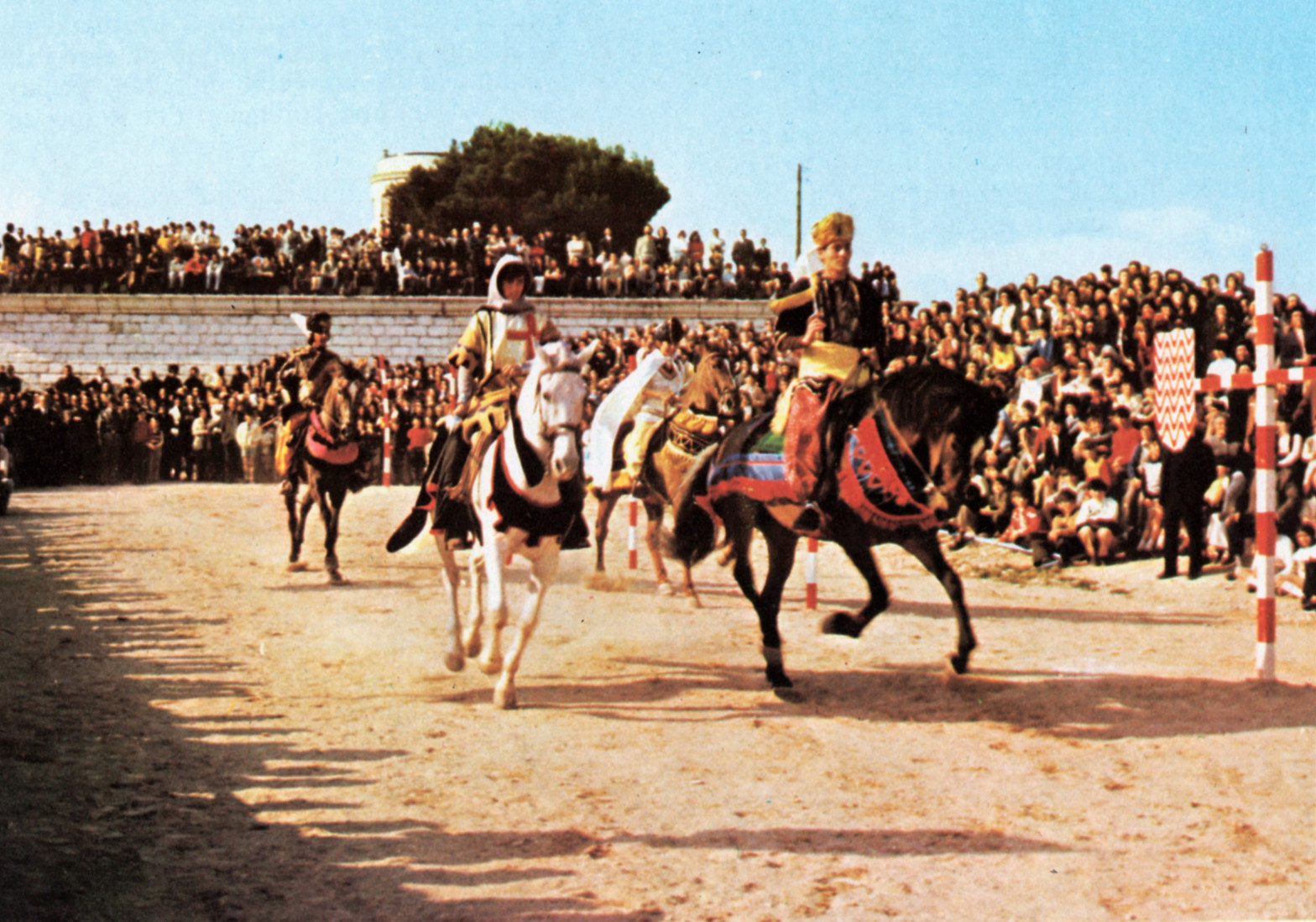 EL DÍA PROVINCIAL DE AMIGOS DE LOS CASTILLOS DE 1975 EN XIXONA