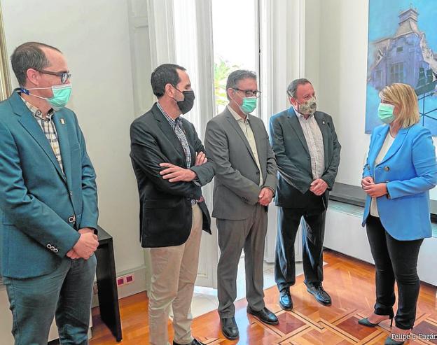 LA ALCALDESA DE CARTAGENA PLANTEA A LOS CRONISTAS QUE DISEÑEN EL MUSEO DE LA CIUDAD EN LA ZONA DEL ANFITEATRO ROMANO