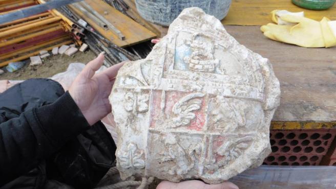 HALLAZGO DE UNA LABRA HERÁLDICA EN LA LOCALIDAD DE FUENTES DE ANDALUCÍA