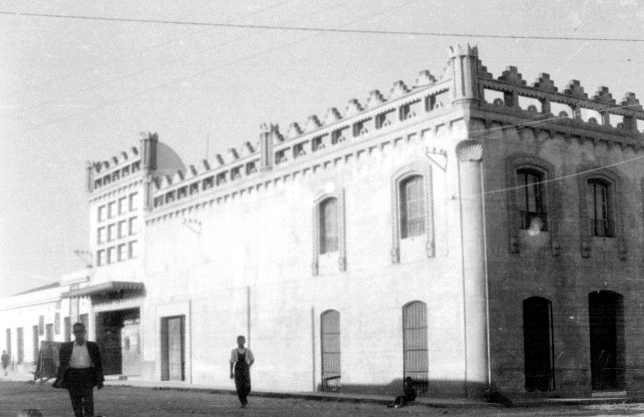 EL PROFESOR ALBA EN EL SALÓN MODERNO.