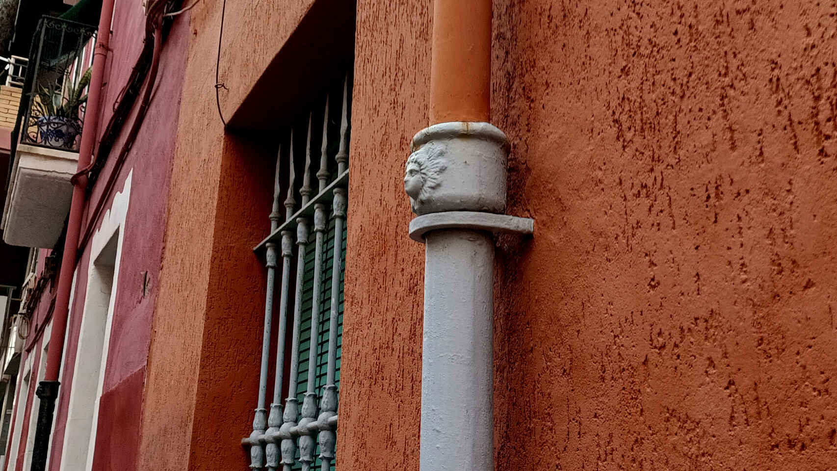 EL ORIGEN DE LAS «CARAS DEL AGUA», LOS ROSTROS GUARDIANES DE LAS CALLES DE ALICANTE