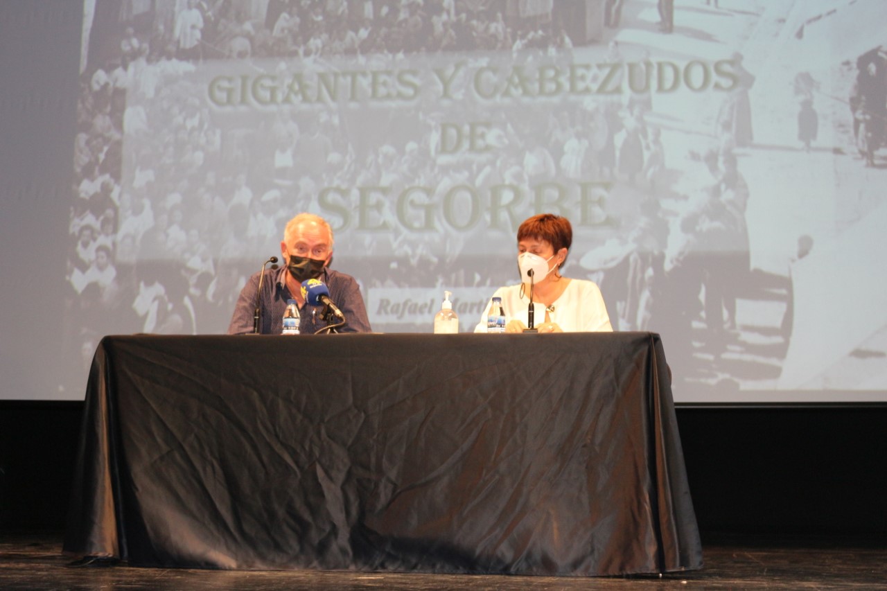 SEGORBE PRESENTA UN LIBRO SOBRE LA HISTORIA DE LOS «GIGANTES Y CABEZUDOS»