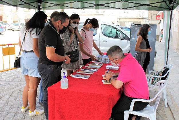 EL CRONISTA DE ARROYO DE A LUZ FIRMA UN CENTENAR DE EJEMPLARES DE SU ÚLTIMO LIBRO