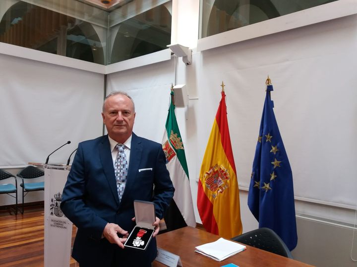 EL MÉDICO DEL CENTRO PENITENCIARIO DE BADAJOZ, PABLO SÁNCHEZ ARROBAS (MONTIJO, 1960), RECIBE LA MEDALLA DE PLATA AL MÉRITO PENITENCIARIO