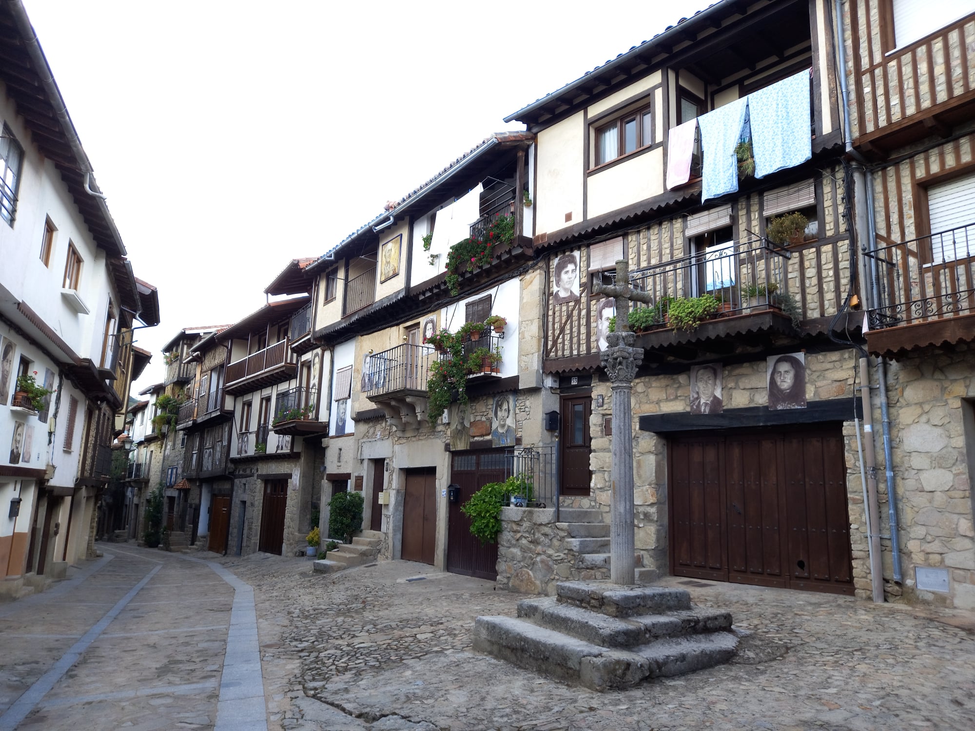 UNA VISITA A MOGARRAZ. UNA GALERÍA DE ARTE EN LAS FACHADAS DE SUS CASAS.