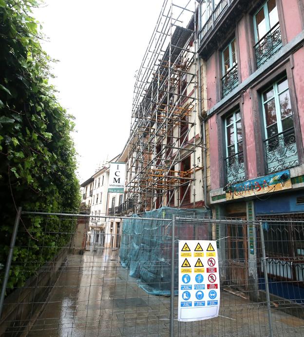 LA FACHADA DEL EDIFICIO DE LA CALLE SAN ANTONIO EN OVIEDO QUEDARÁ SEGURADA EL JUEVES