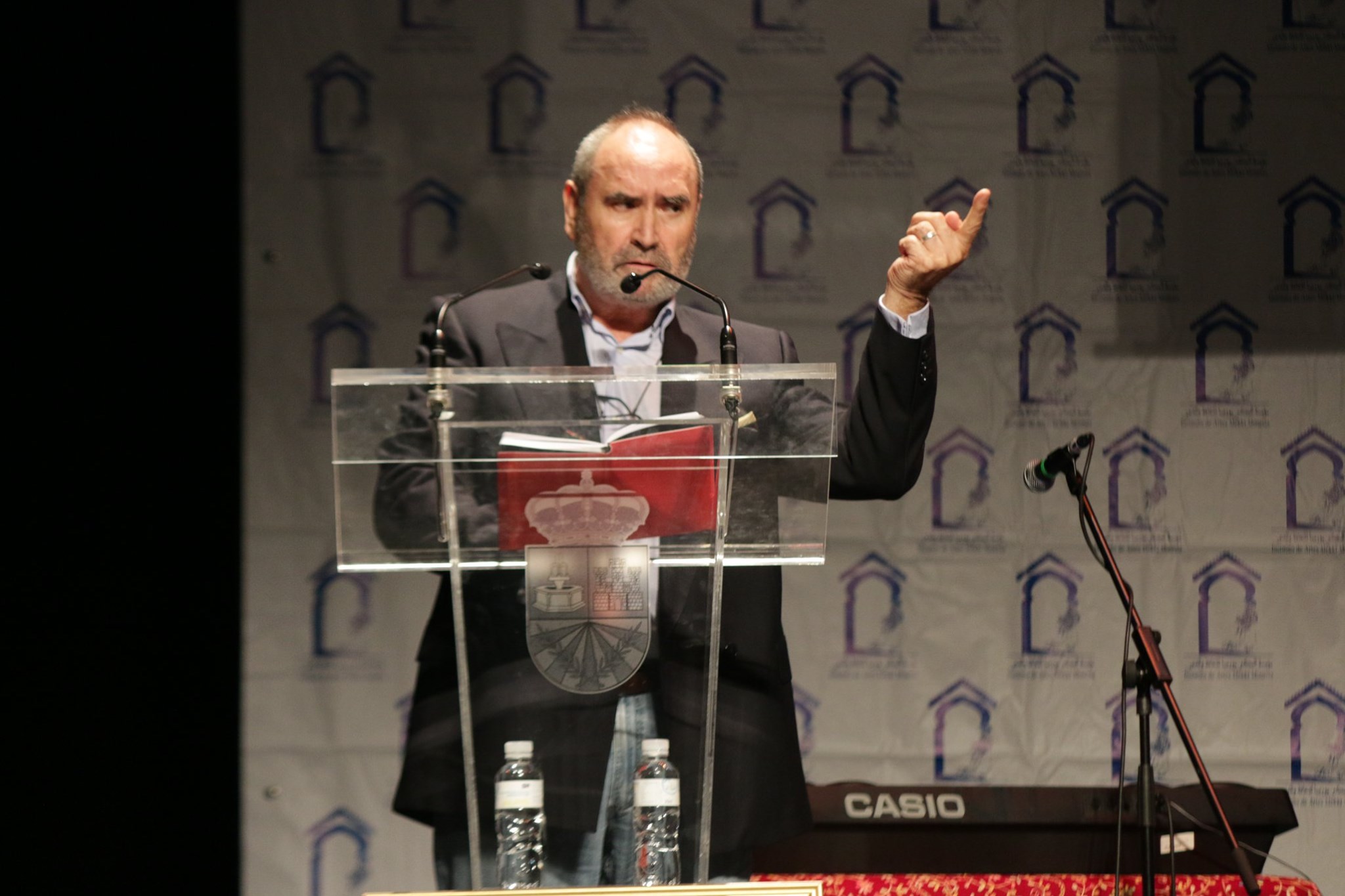 AL ESCRITOR Y PROFESOR DON PEDRO CRESPO REFOYO