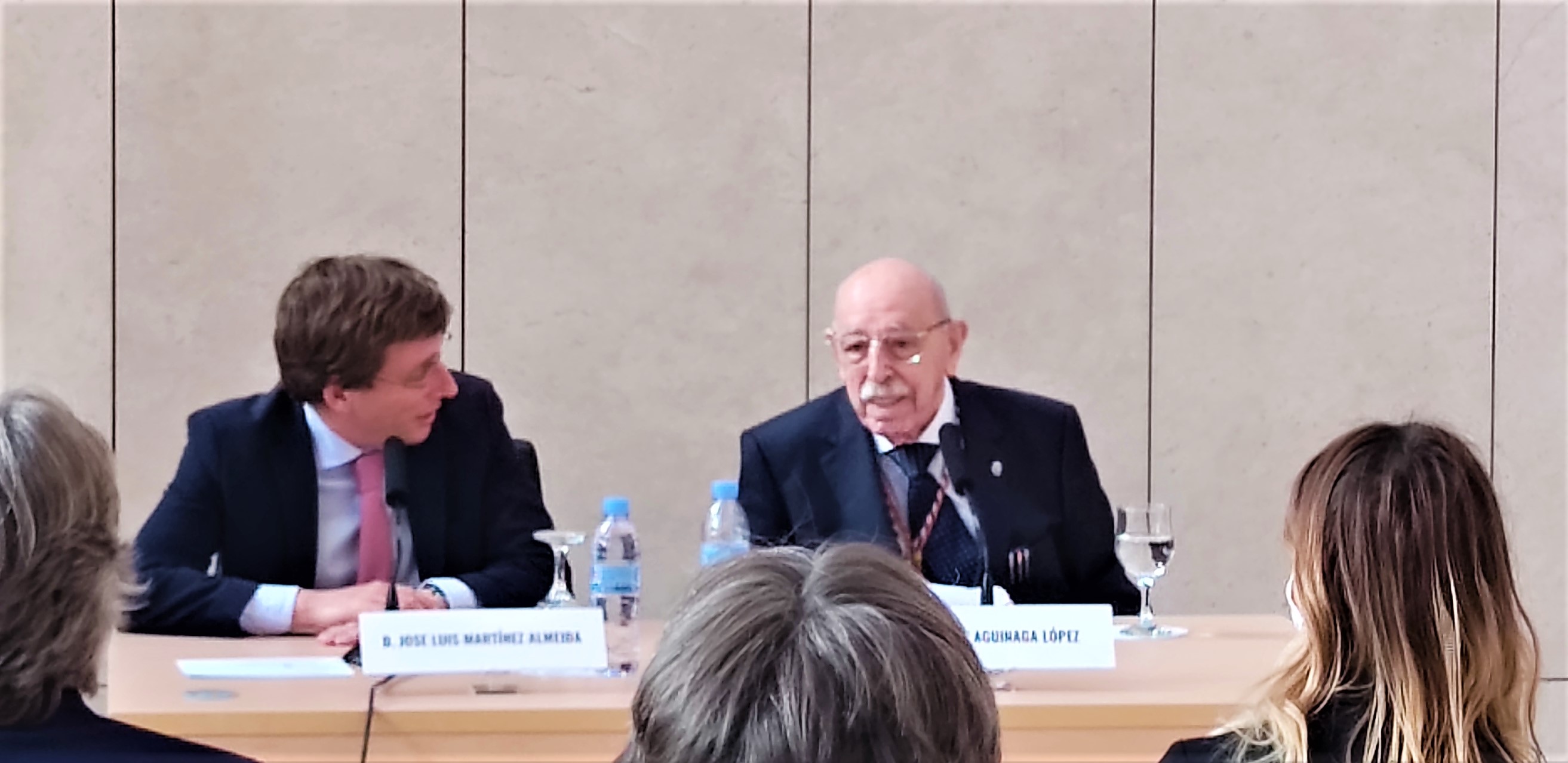 MADRID Y SU ALCALDE JOSÉ LUIS MARTÍNEZ ALMEIDA HOMENAJEAN AL CRONISTA ENRIQUE DE AGUINAGA
