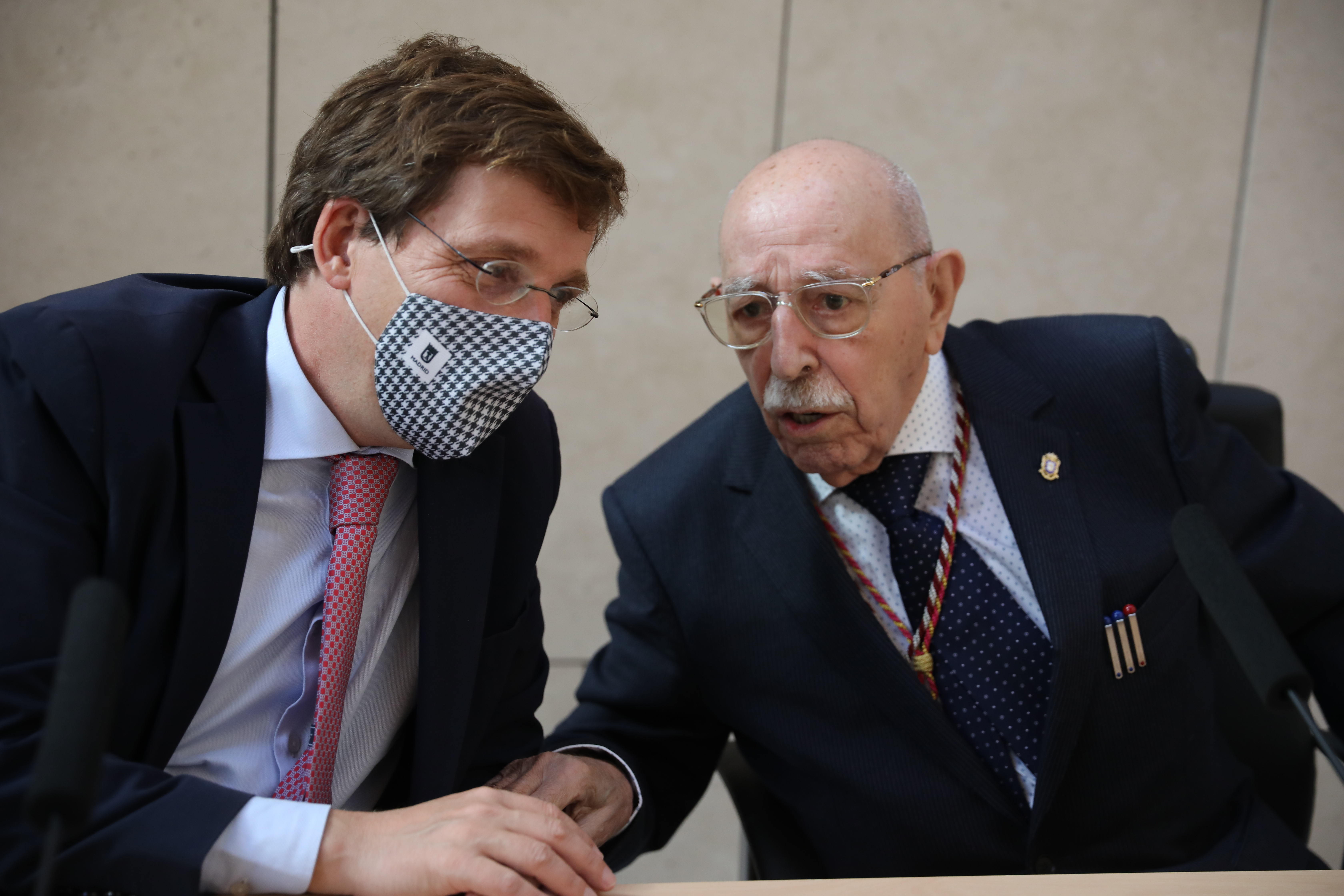 EL AYUNTAMIENTO DE MADRID RINDE HOMENAJE A ENRIQUE DE AGUINAGA, DECANO DE LOS CRONISTAS DE LA VILLA