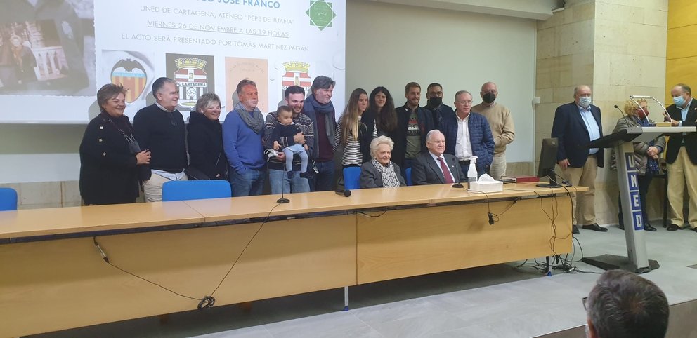 PEPE EGEA RECIBE EL CARIÑO Y EL RESPETO DE QUIENES MÁS LE QUIEREN DURANTE UNA CONFERENCIA COMO HOMENAJE A UNA LARGA Y BRILLANTE TRAYECTORIA