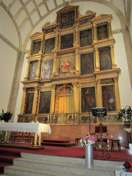MUY GRAVE LA SITUACIÓN EN LA QUE ESTÁ EL RETABLO MAYOR DE LA IGLESIA DE SAN PEDRO APÓSTOL