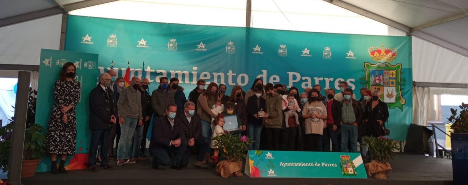 ENTREGA DEL PREMIO «PUEBLO EJEMPLAR DE PARRES» A LA ASOCIACIÓN CULTURAL Y DEPORTIVA «SANTA MARINA» DE BODES