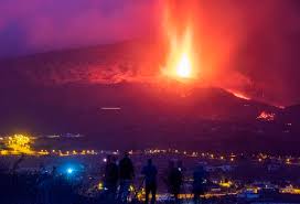 EL DRAMA DE LA PALMA: «DESAYUNAS VIENDO LA LAVA PARADA ANTE TU CASA Y DICES ‘OTRO DÍA QUE TE ESCAPAS’
