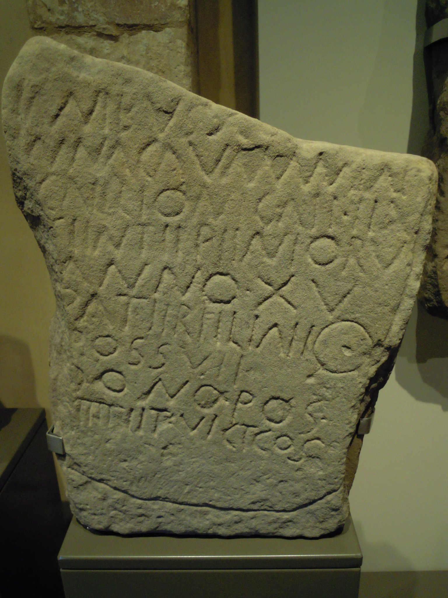 ESTELA LOZALIZADA EN LA FALDA DEL SUAVE