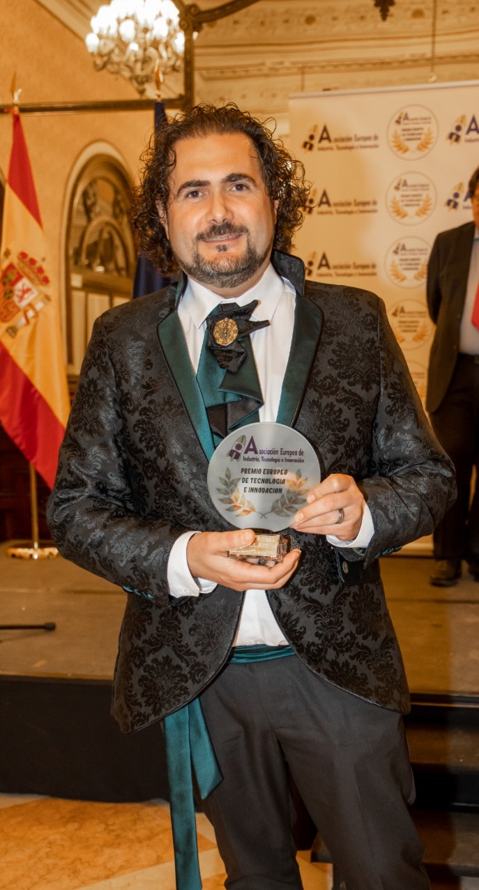 MIGUEL ÁNGEL MILLÁN  PREMIO EUROPEO DE TECNOLOGÍA EN INNOVACIÓN. TRABAJA EN SU TALLER DE VILLANUEVA DEL ARZOBISPO.