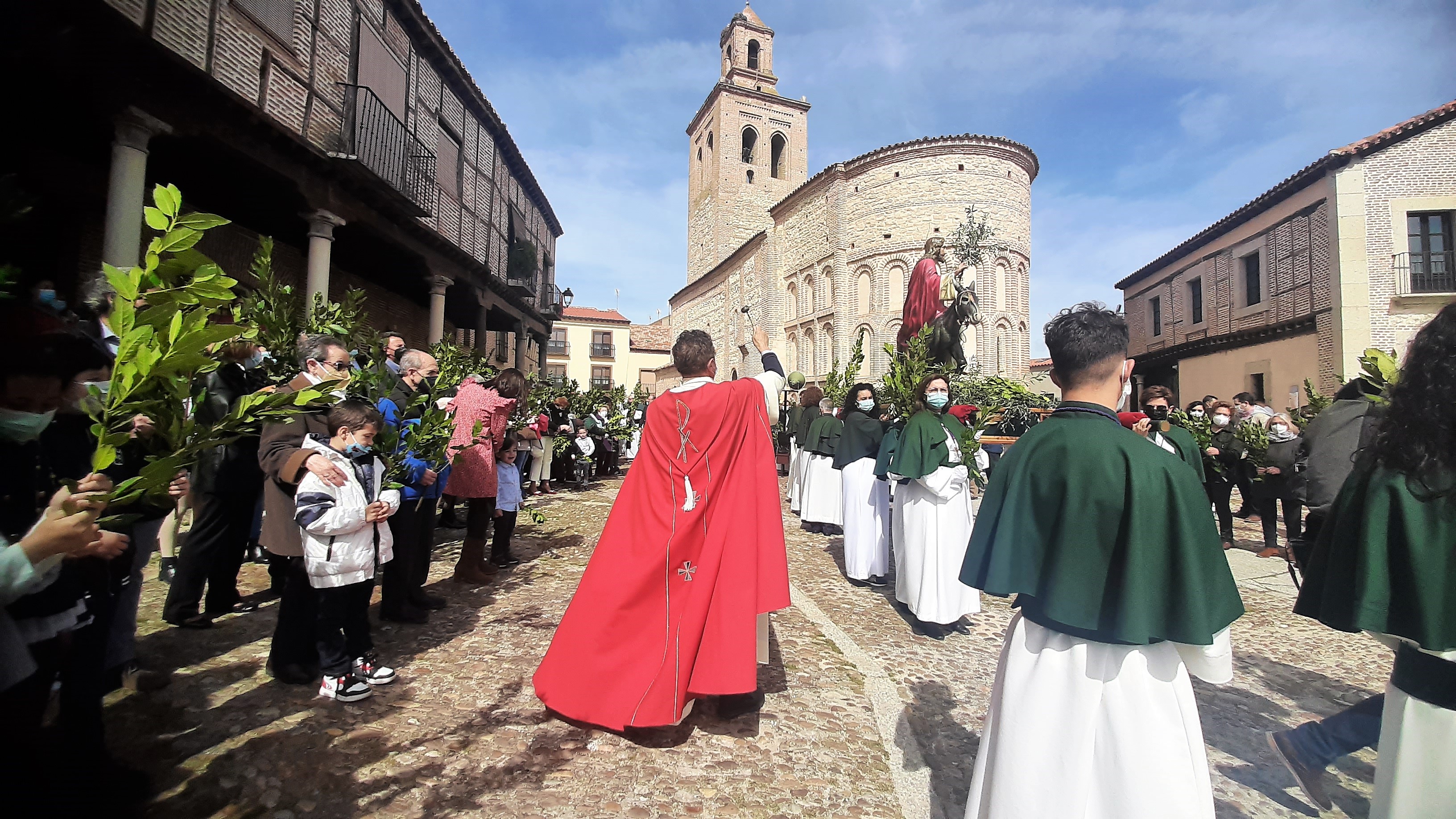 LA PROCESIÓN DE LOS RAMOS  POR EL CONJUNTO HISTÓRICO AREVALENSE