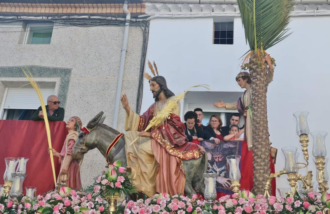 COSTALEROS, MÚSICA, INCIENSO, PALMAS, BALCONES Y ESCAPARATES… VILLANUEVA DEL ARZOBISPO, YA ES SEMANA SANTA