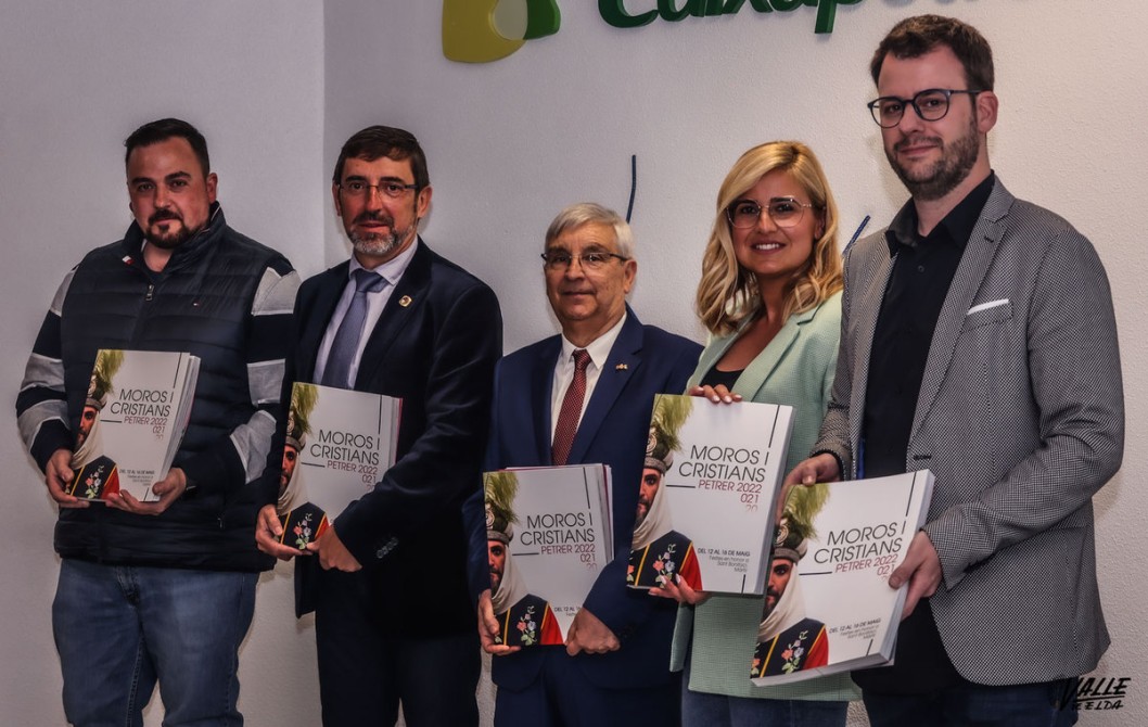 JOSÉ BLANES PRESENTA LA REVISTA DE FIESTAS DE MOROS Y CRISTIANOS DE PETRER QUE INCLUYE DESDE 2020 A 2022