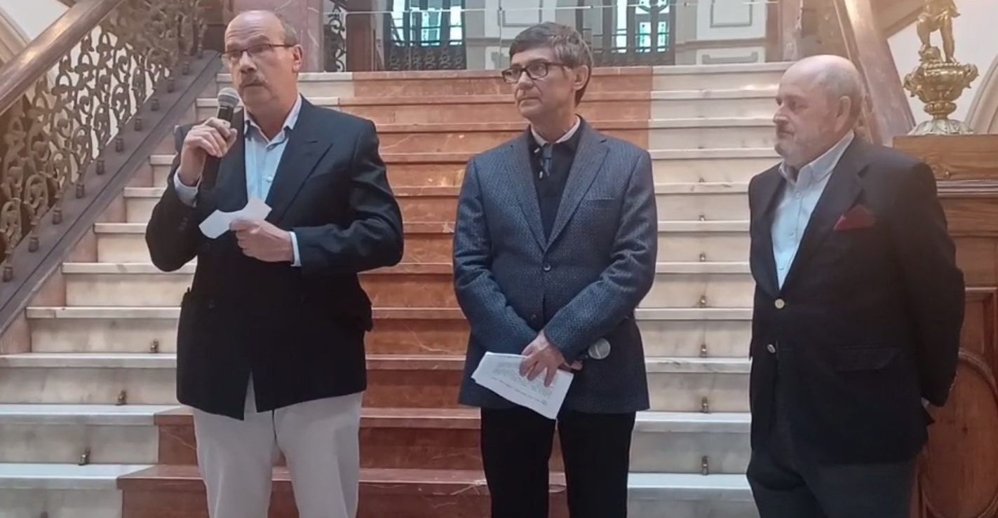 EL GABINETE LITERARIO ACOGE LA EXPOSICIÓN «ENCLAVES URBANOS Y RETRATOS» DE GEÑO AGUIAR (VÍDEO)