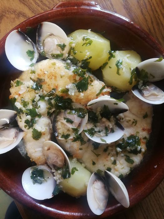 LES HISTORIES DE FIDALGO – CAZUELA DE CONGRIU  EN SALSA VERDE.