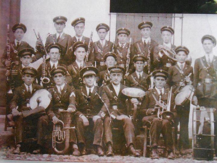 AL COMPÁS DE LA MÚSICA DIRIGIDA POR DON ANDRES MENA