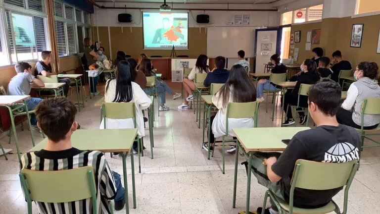 LAS GUERRAS SALEN DEL LIBRO DE TEXTO Y LA DE UCRANIA SE EXPLICA EN DIRECTO EN LAS AULAS DE BURELA