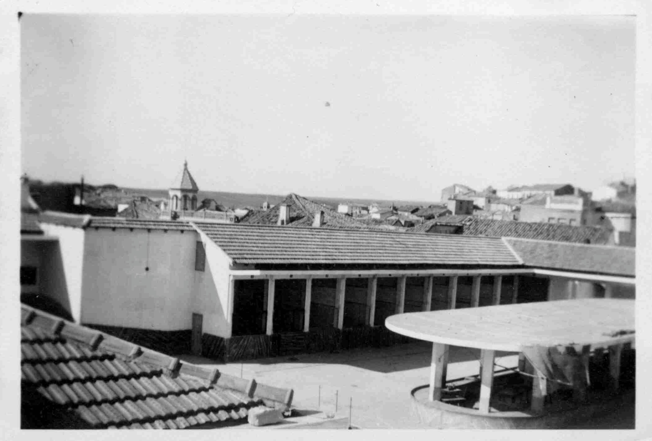 DE CONVENTO DE FRANCISCANAS, ESCUELAS, CUARTEL, TEATRO, MERCADO, LUGAR DE VERBENAS, MÍTINES, CONCIERTOS, PREGONES DE SEMANA SANTA… CONSTRUCCIÓN E INAUGURACIÓN DEL MERCADO EN 1937 (II)
