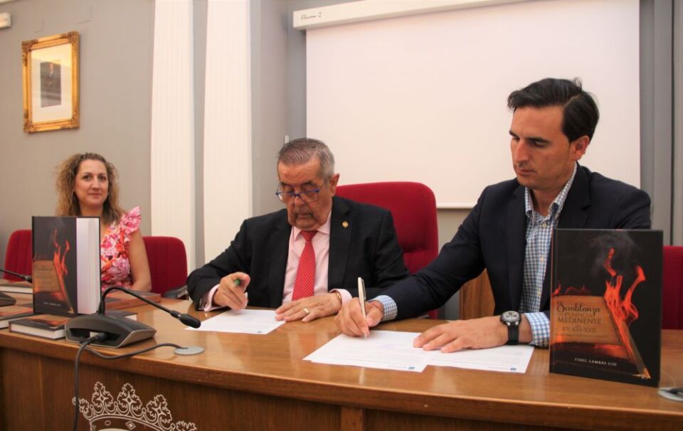 FIDEL LAMBÁS CEDE LOS DERECHOS DE SU NUEVO LIBRO AL AYUNTAMIENTO DE MEDINA DEL CAMPO
