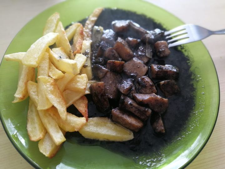 LES HISTORIES DE FIDALGO – TACOS DE POTÓN EN TINTA Y PATATAS FRITAS. –