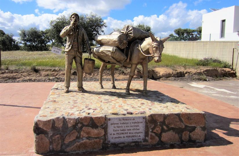 MONUMENTO AL PICONERO EN MIRANDILLA.