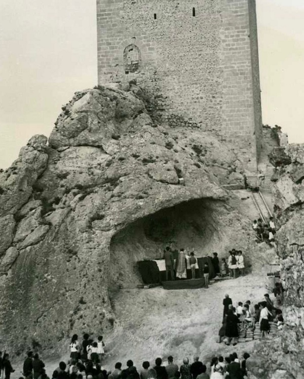 LA RESTAURACIÓN DEL CASTILLO DE SAX EN 1967