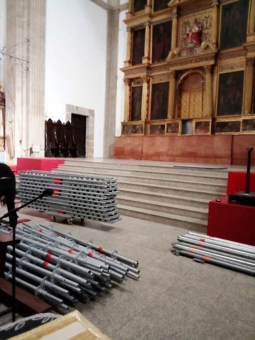 COMIENZA EL MONTAJE DE LOS ANDAMIOS PARA LA RESTAURACIÓN DEL RETABLO MAYOR DE LA IGLESIA DE SAN PEDRO APÓSTOL